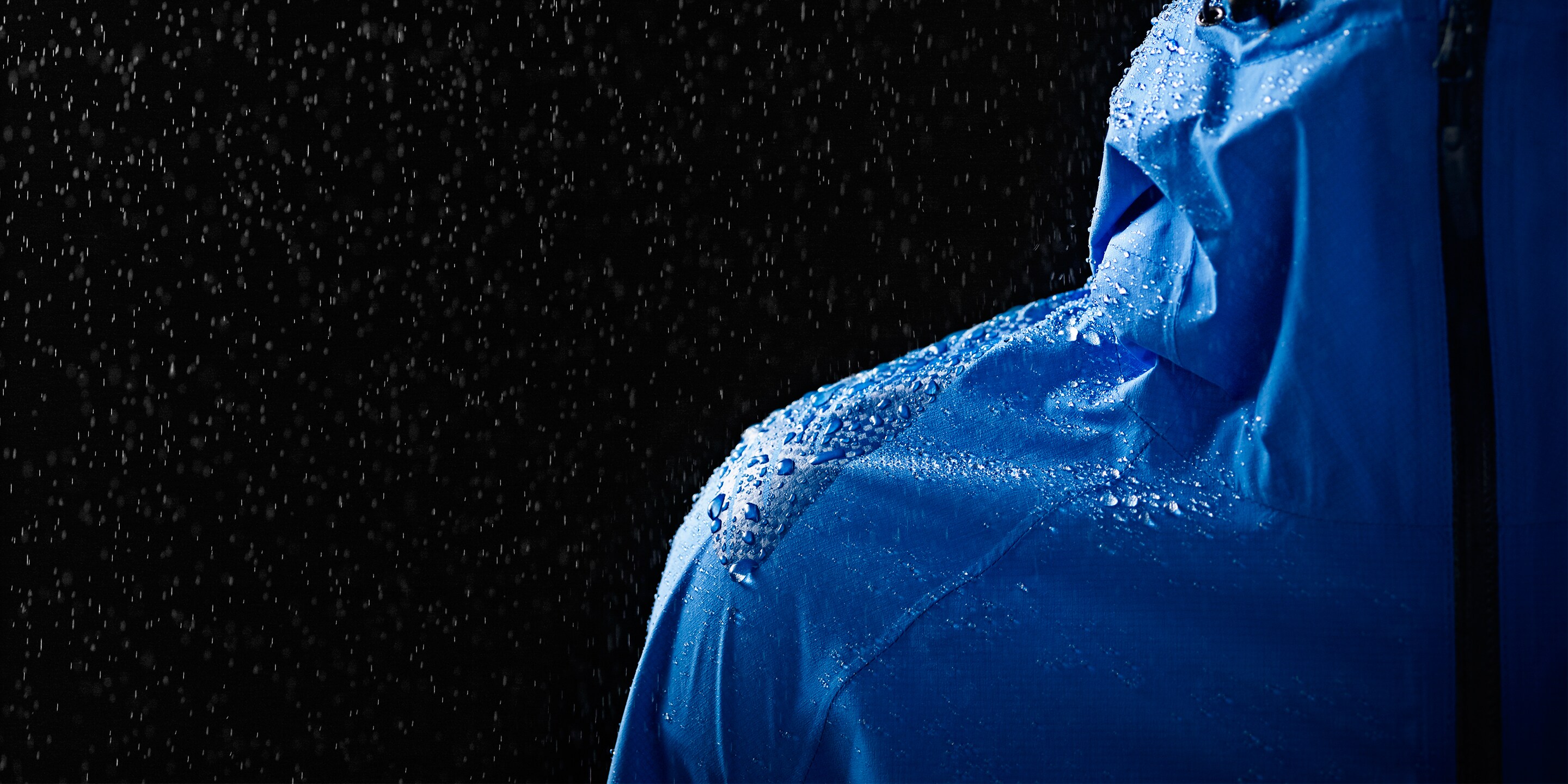 Una giacca impermeabile blu