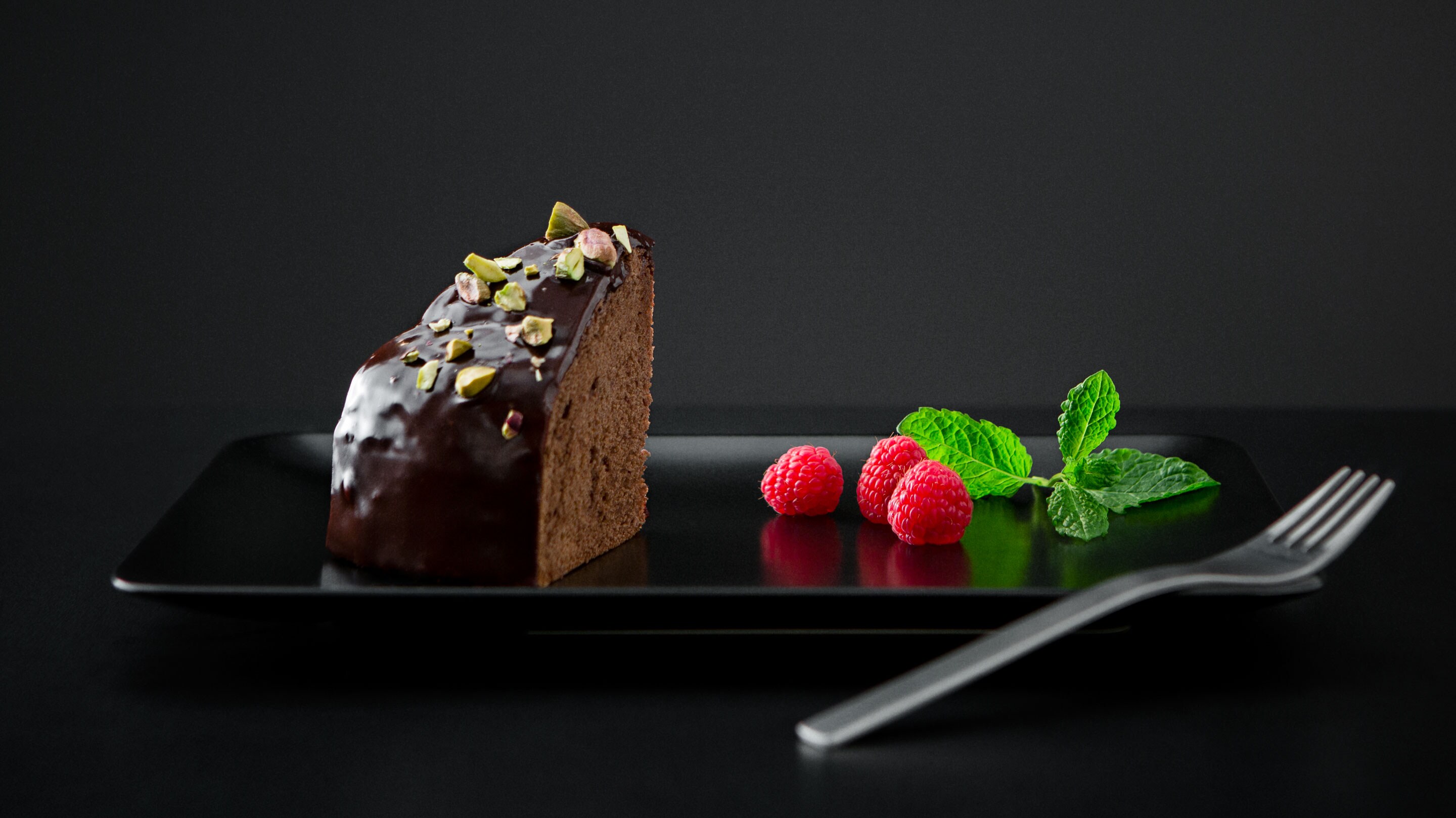Una torta al cioccolato cotta uniformemente
