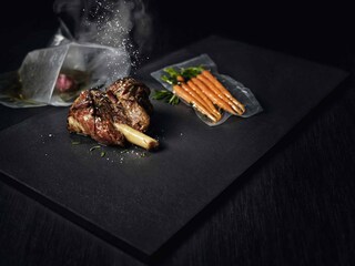Immagine comparativa di due petti d'anatra arrosto. Quello cotto con il metodo sotto vuoto ha mantenuto la forma originaria e ha preso un bel colore dorato, mentre la consistenza della carne è rimasta succulenta. Il petto d'anatra arrostito in un forno tradizionale, invece, si è ristretto e la carne è dura.