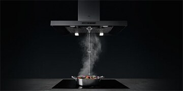 Un piano cottura comunica in modalità wireless con una cappa per cucina grazie a hob2hood di AEG