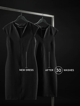 Un vestito nero prima e dopo 30 lavaggi senza traccia visibile di scolorimento