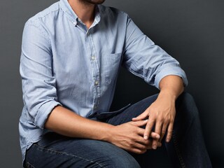 Un uomo indossa una camicia impeccabile, fresca di bucato