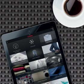 Un uomo imposta la temperatura del forno a vapore sul suo smartphone, utilizzando l'applicazione My AEG