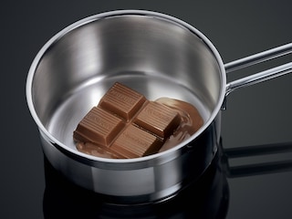 Una pentola con del cioccolato fuso su un piano cottura a induzione AEG