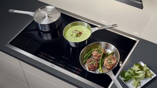 Pentole di diversa dimensione sottoposte a diverse temperature selezionate