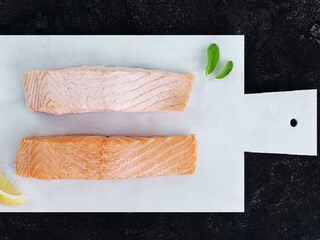 Un confronto mostra la differenza della cottura a vapore sul salmone