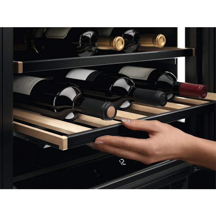 AEG - Small refrigerator - AWUS052B5B