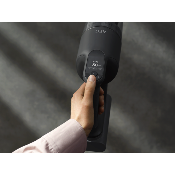 The AEG 9000 cordless cleaner shows key information on LCD display