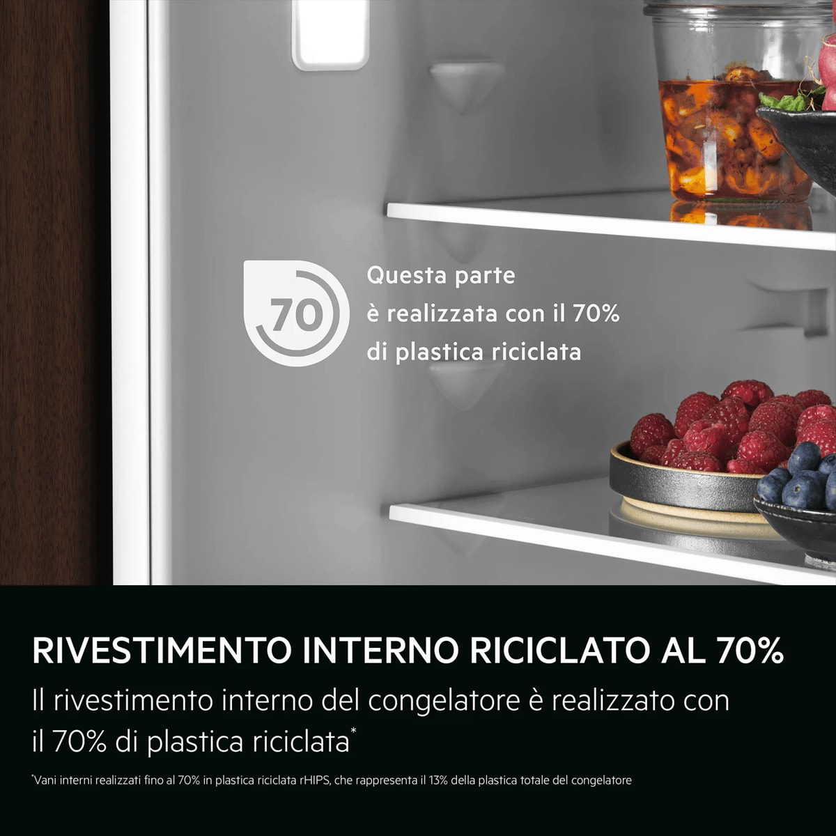 RIVESTIMENTO INTERNO RICICLATO AL 70% Il rivestimento interno del congelatore è realizzato con il 70% di plastica riciclata*    *Vani interni realizzati fino al 70% in plastica riciclata rHIPS, che rappresenta il 13% della plastica totale del congelatore. Questa parte è realizzata con il 70% di plastica riciclata