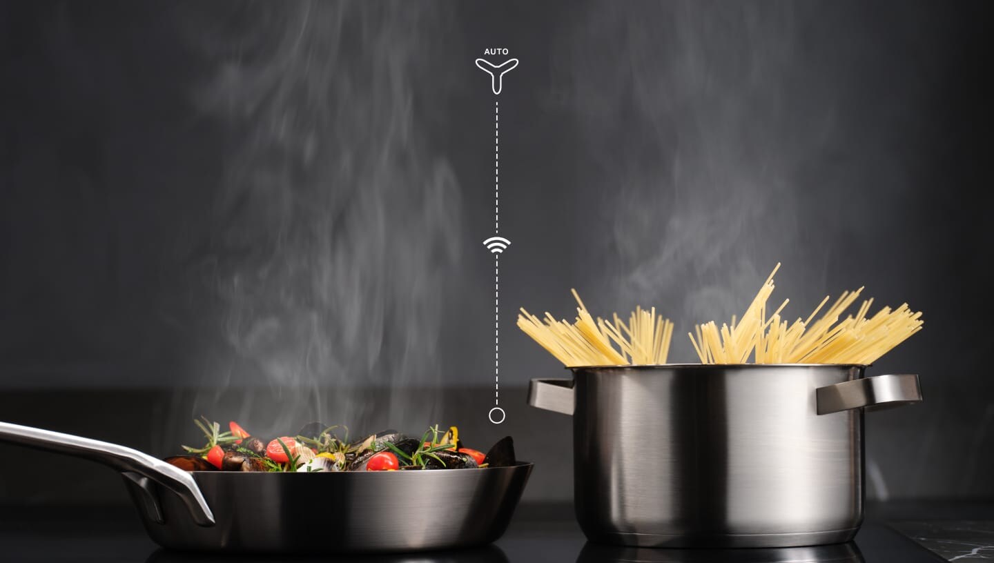 Il cibo viene preparato su un piano cottura a induzione con la funzione Hob2Hood.