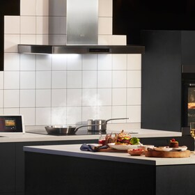 Una cappa AEG in una cucina elegante 