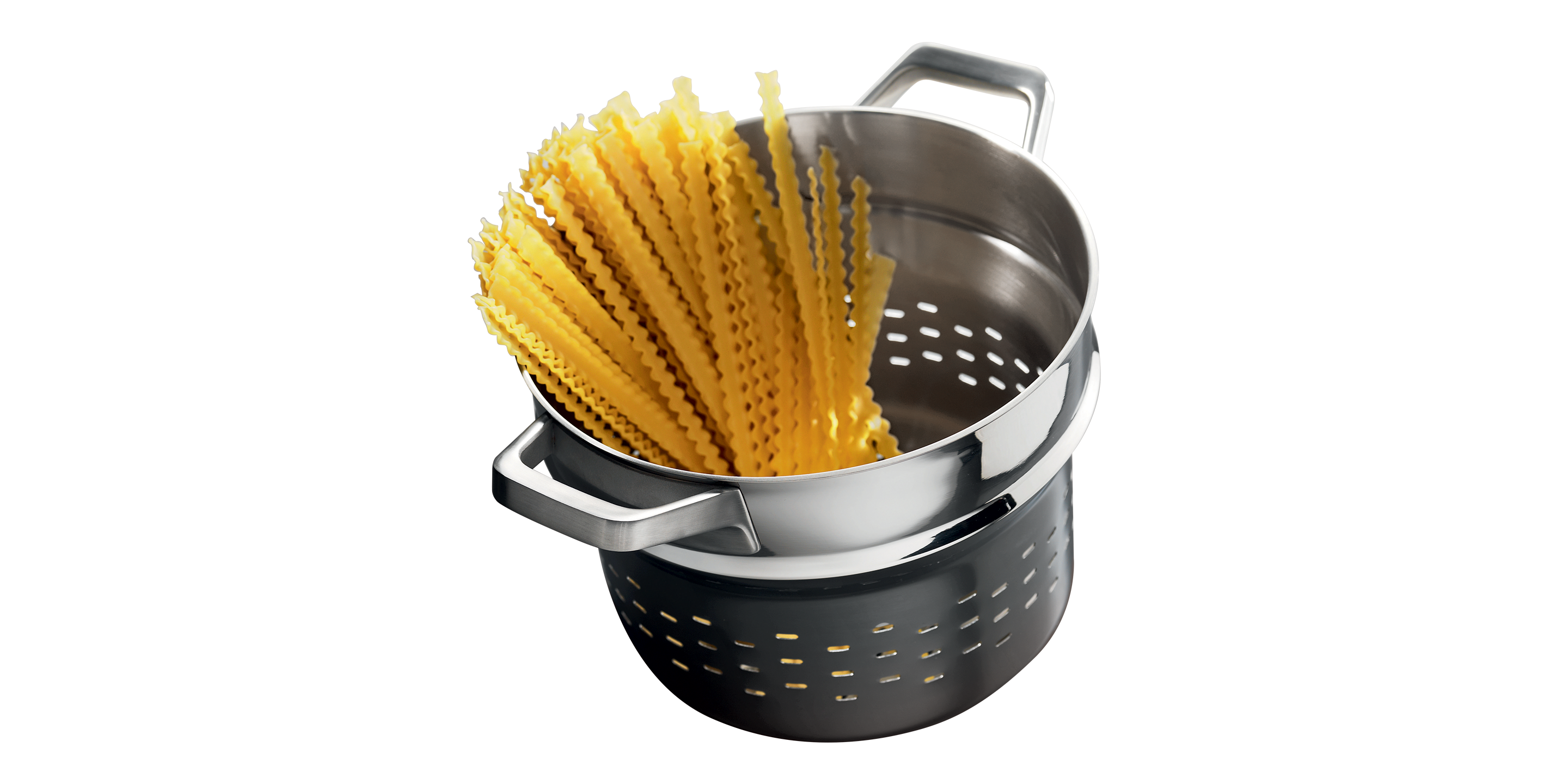 La pasta rimane all'interno dell'apposito inserto mentre l'acqua bolle