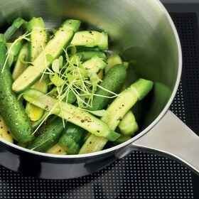 Una pentola dalla gamma Gourmet AEG