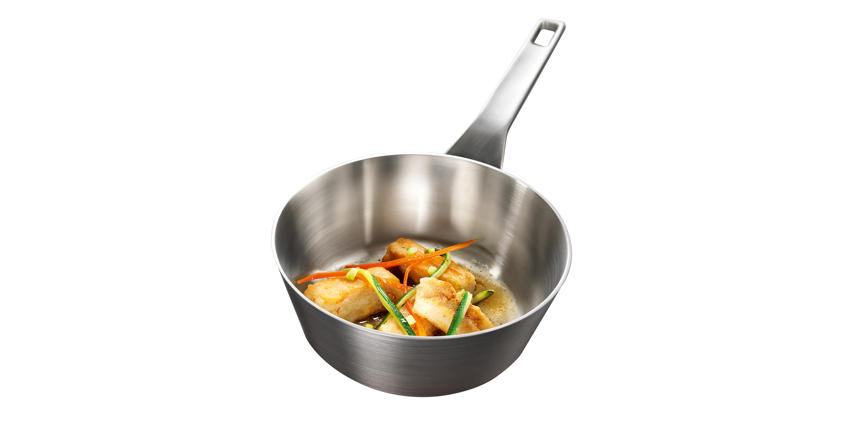 Soffritto lampo di carne e verdure in una casseruola conica