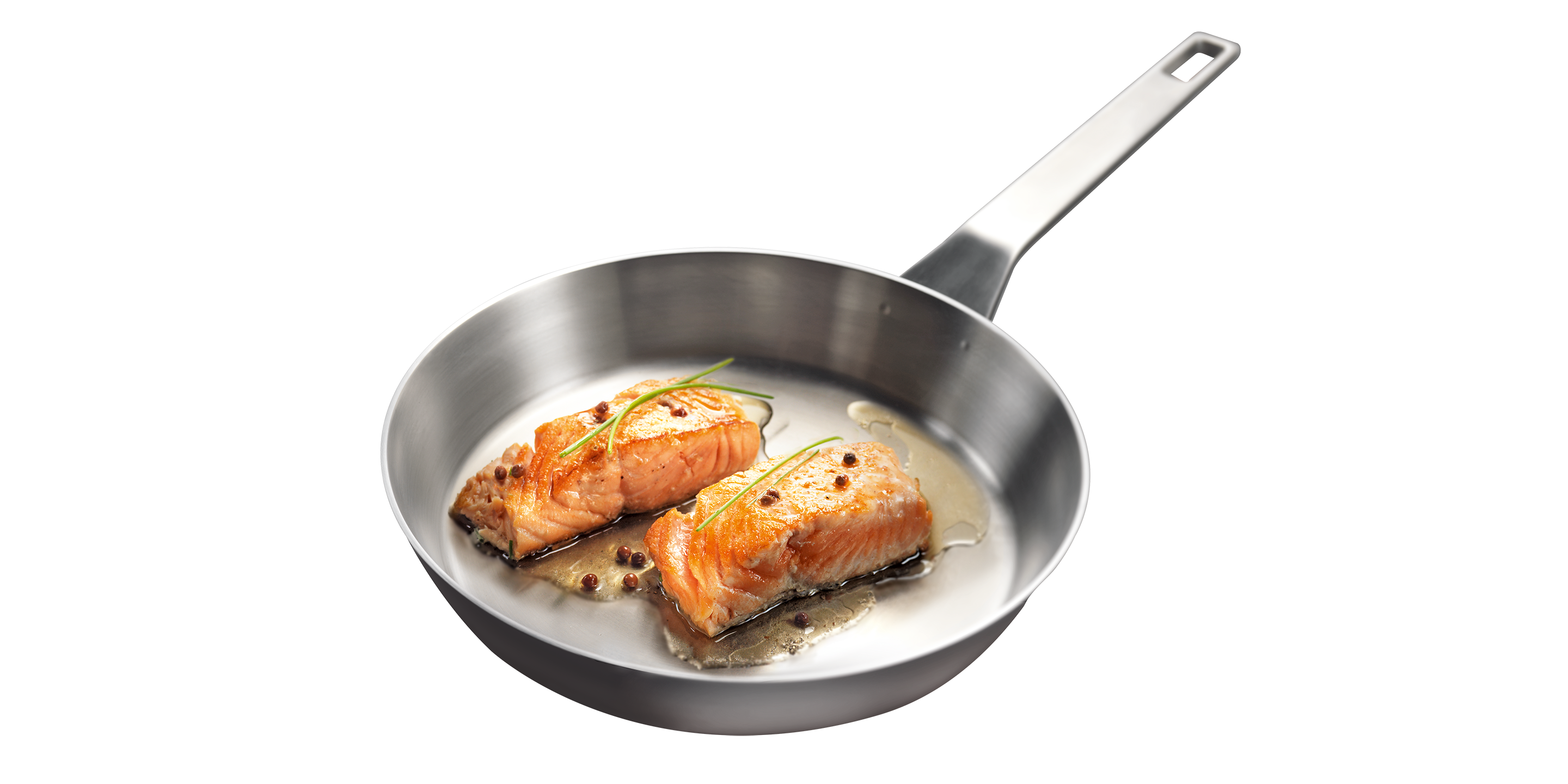 Un trancio di salmone rosola in una padella per friggere della Mastery Collection