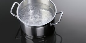 Una pentola di acqua bollente su un piano cottura a induzione AEG