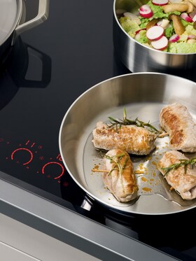 Carne soffritta insieme ad asparagi in una padella della Mastery Collection