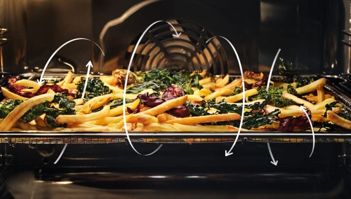 Patatine fritte e verdure cotte al forno.