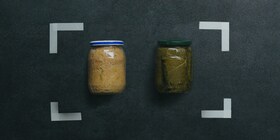 Barattoli di sottaceti e marmellate