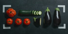 Una selezione di verdure, come ad esempio melanzane