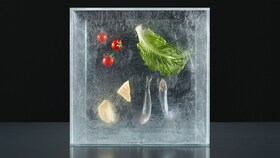 Una selezione di cibi che devono essere refrigerati, come insalata e pesce