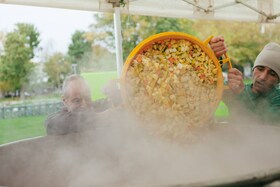 Per l'evento Feed the 5000, organizzato da Feedback, si cucina in un pentolone gigante