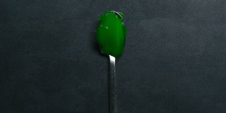 Un cucchiaio di gelatina verde 