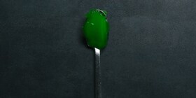Un cucchiaio di gelatina verde