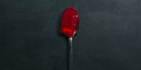 Un cucchiaio di gelatina rossa