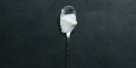 Un cucchiaio di gelatina bianca