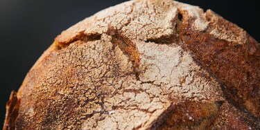 La crosta dorata di un filone di pane cotto col vapore