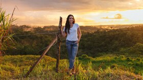 Catalina Vélez in un campo soleggiato al tramonto