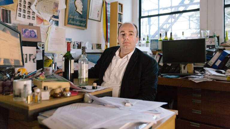 Charles Spence nel suo studio all'università