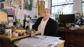 Charles Spence nel suo studio all'università