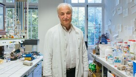 Hervé This posa orgogliosamente nel suo laboratorio