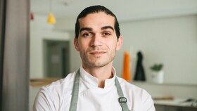 Jozef Youssef posa nella cucina del suo ristorante