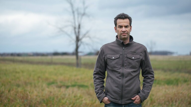 Mark Schatzker in un campo erboso