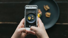 Chef nell'atto di immortalare un piatto presentato in maniera impeccabile