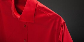 Un'impeccabile camicia rossa